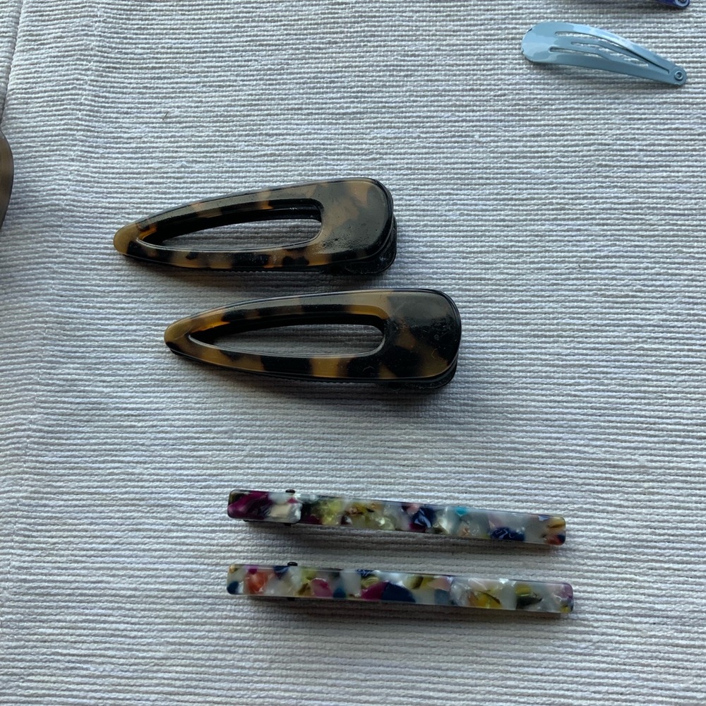 Hair Clip Set 28 pieces includes 19 Alligator clip, 5 bobby pin,& 4 snap clips.